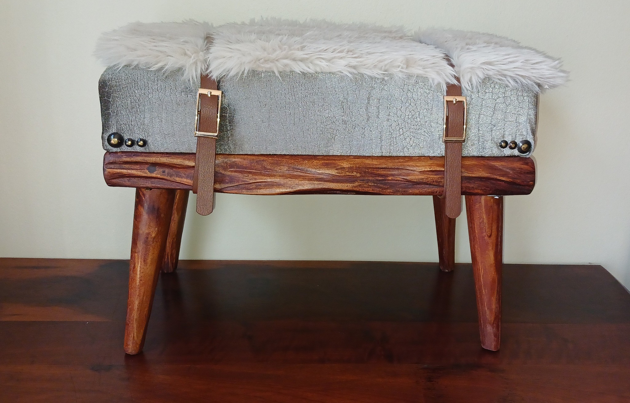 Small foot bench with live edge design — Image 2