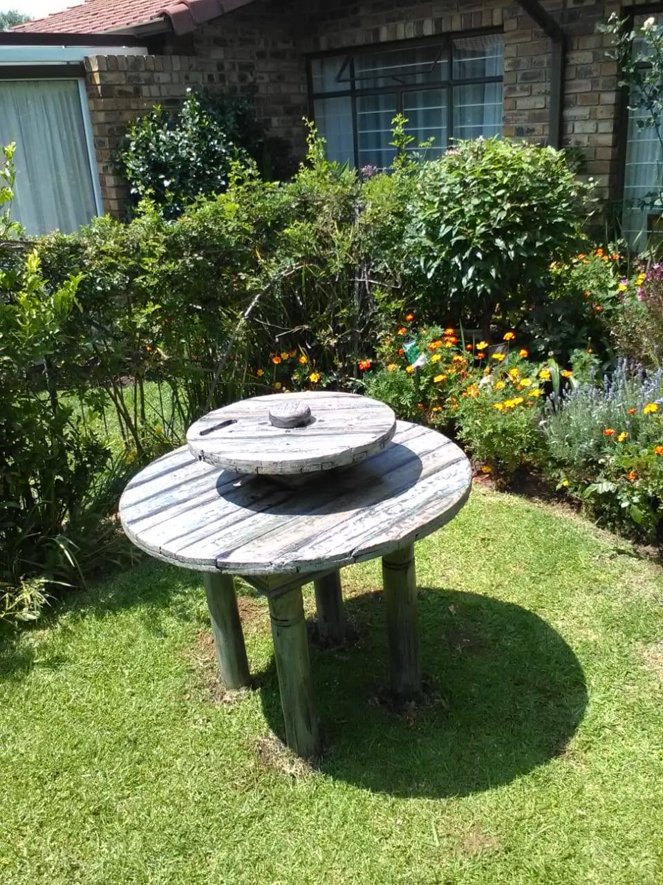 Outdoor table made for a small garden — Image 2