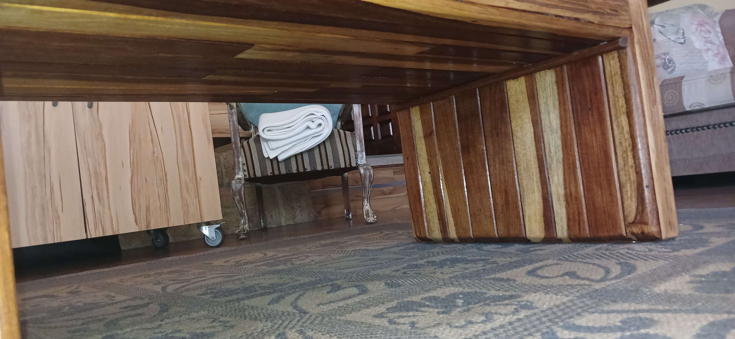 Coffee table with large dovetail joints, clad with beautiful kiaat underneath — Image 2