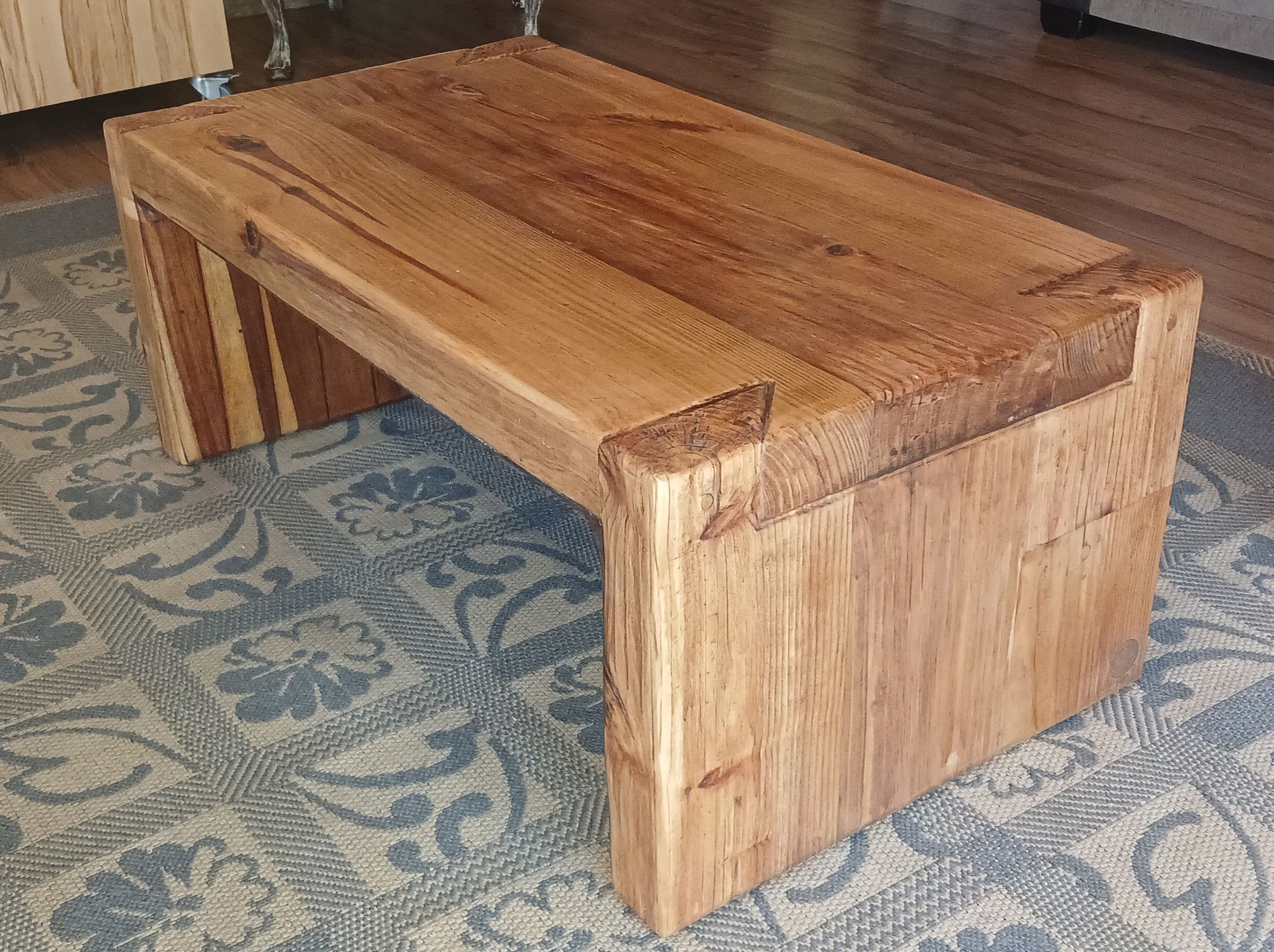 Coffee table with large dovetail joints, clad with beautiful kiaat underneath — Image 3